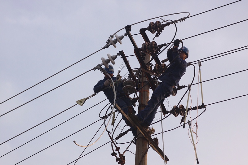 圖為電力師傅現(xiàn)場更換電力導線