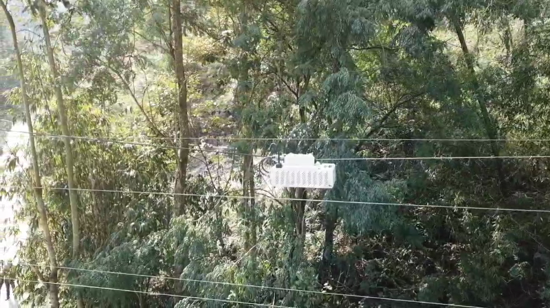 裸導(dǎo)線絕緣涂覆技術(shù)，中央為涂覆機(jī)（圖片來(lái)源：領(lǐng)航電氣）