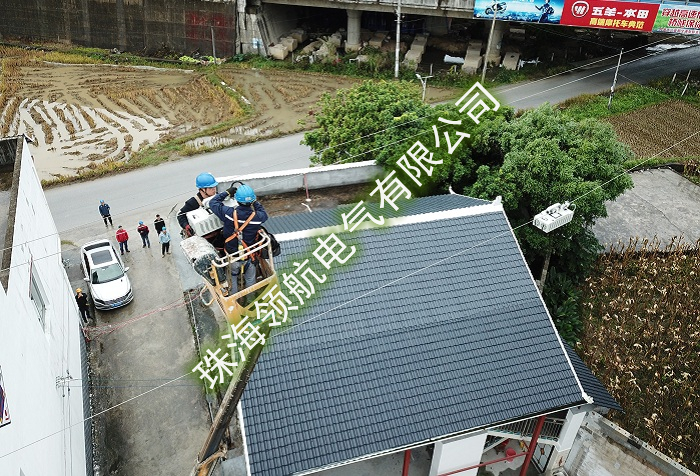 施工人員在進(jìn)行線路絕緣涂覆工作（圖片來(lái)源：領(lǐng)航電氣）