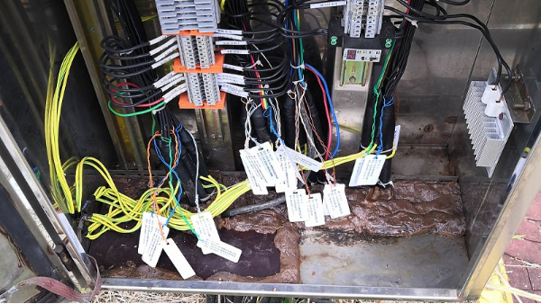戶外端子箱內(nèi)部凝露多多，銹跡斑斑怎么辦？